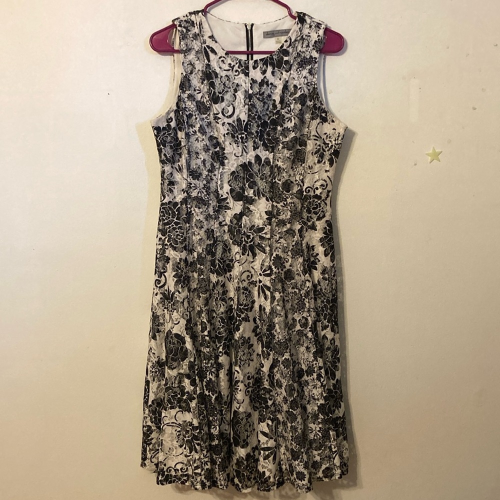 Danny and Nicole sz 10 black and white sleeveless lace dress